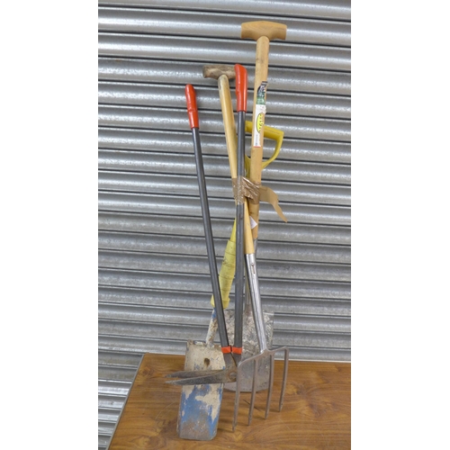 2178 - A quantity of gardening equipment including 5 pruning tools, post hole spade, Parkside fork and spad... 