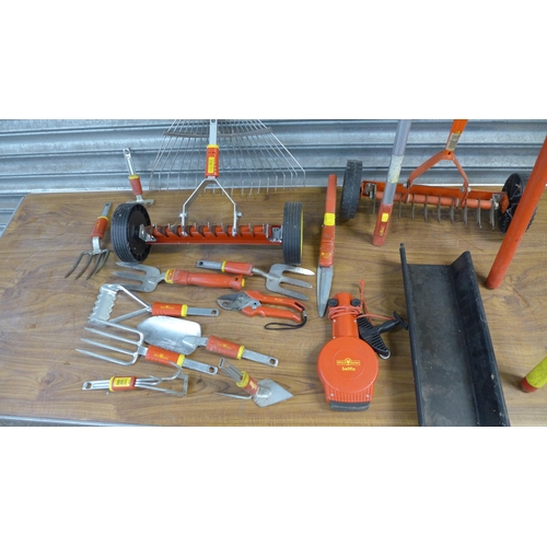 2192 - A quantity of Wolf Garten gardening and lawn tools including a multi-star ZM-TL 120-200cm telescopic... 