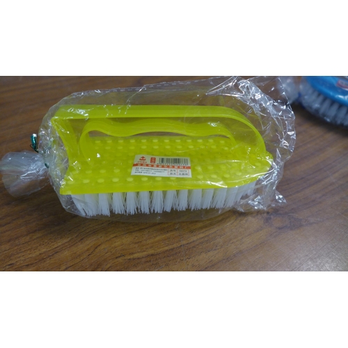 2254 - A large quantity of plastic scrubbing brushes