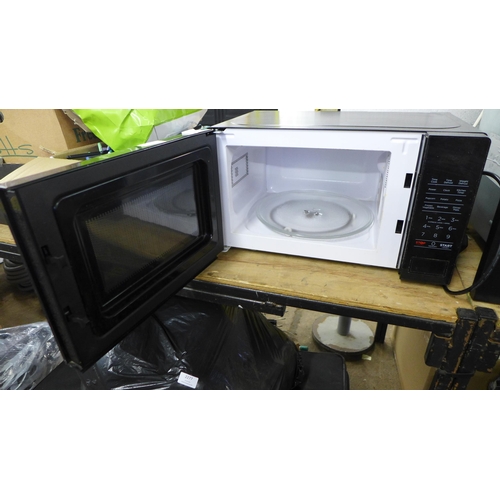 2271 - A Tesco MD1720 700w microwave