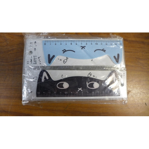 2274 - A large quantity of 15cm cat rulers