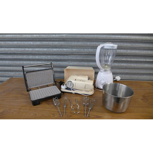 2284 - A Morphy Richards 400403 kitchen mixer and a Russell Hobbs blender and a Salter hotplate press