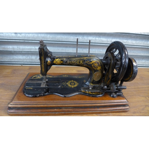 2285 - A Singer hand sewing machine, serial no. 3939856 manufacturers date 1880