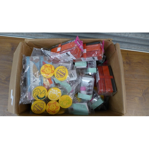 2289 - A box of assorted items including Bake Shop 5 piece decorating kits, 15cm cat rulers, mini lunch box... 