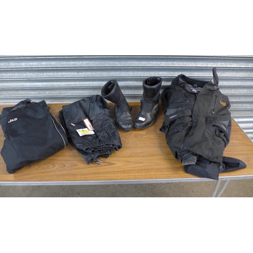 2293 - A set of gents motorcycle clothing including boots, waterproof trousers, coat, J&S trousers, motorbi... 