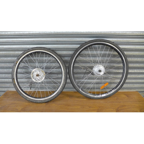 2304 - Two motorized bicycle wheels with tyres