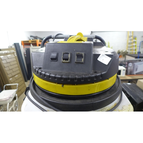 2318 - A V-Tuff Mammoth 240 heavy duty water vacuum (7770) * this lot is subject to VAT *this item is to be... 