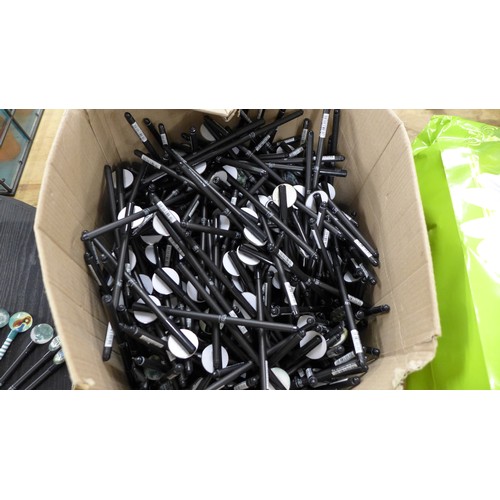 2270 - A large quantity of various pens