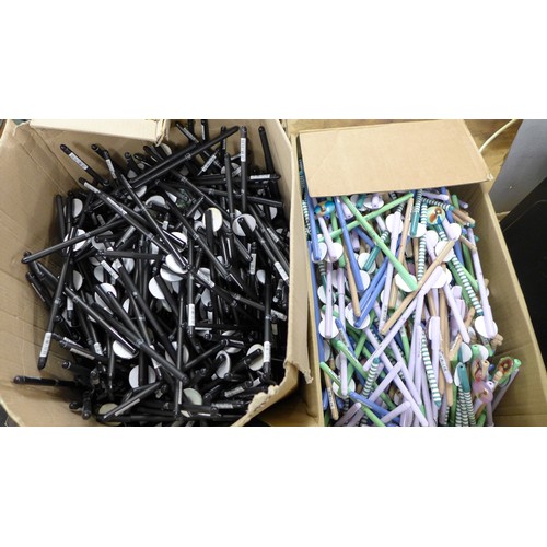 2270 - A large quantity of various pens