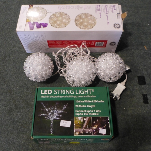 3019 - White LED String Lights and a set Of 3 LED Spheres   - This lot requires a UK adaptor     (327-263,2... 