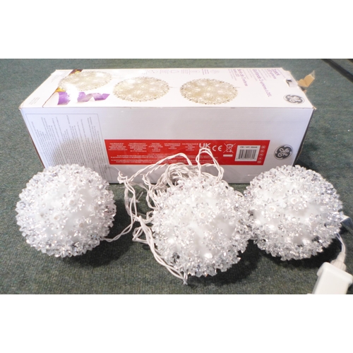 3019 - White LED String Lights and a set Of 3 LED Spheres   - This lot requires a UK adaptor     (327-263,2... 