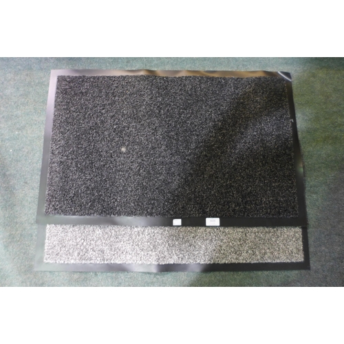 3026 - 2x Mixed Washable Indoor Mats   (327-435 )  * This lot is subject to VAT