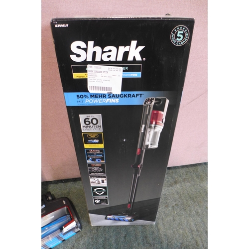 3047 - Shark Cordless Stick Vacuum Cleaner With Battery   - This lot requires a UK adaptor      (327-669 ) ... 