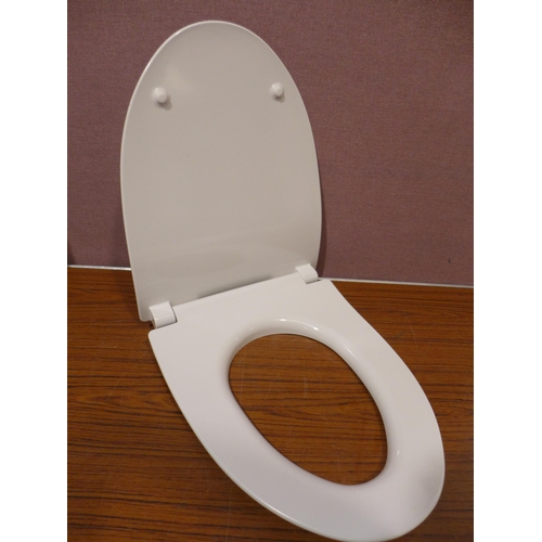 3071 - Tavistock Soft Close Toilet Seat   (327-112 )  * This lot is subject to VAT