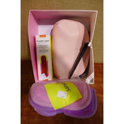 3093 - Planet Skin Triple Oil and Makeup Brush & Bag Set  and Reusable Make Up Cloths    (327-237,240,635 )... 