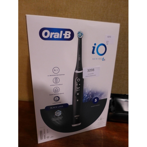 3098 - Oral-B Io6S Toothbrush and Oral B Cross Action Heads - This lot requires a UK adaptor    (327-210,23... 