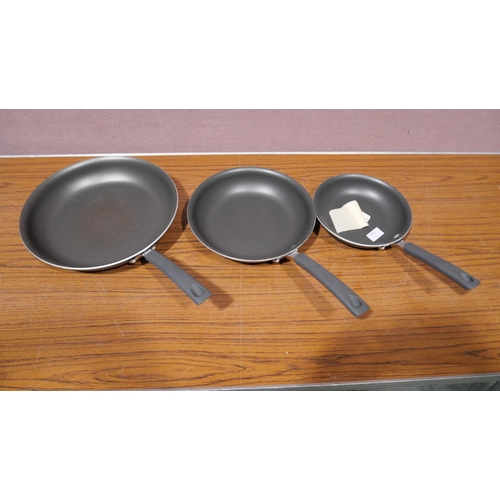 3480 - Masterpro Fry Pans     (327-645 )  * This lot is subject to VAT