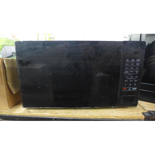 2271 - A Tesco MD1720 700w microwave