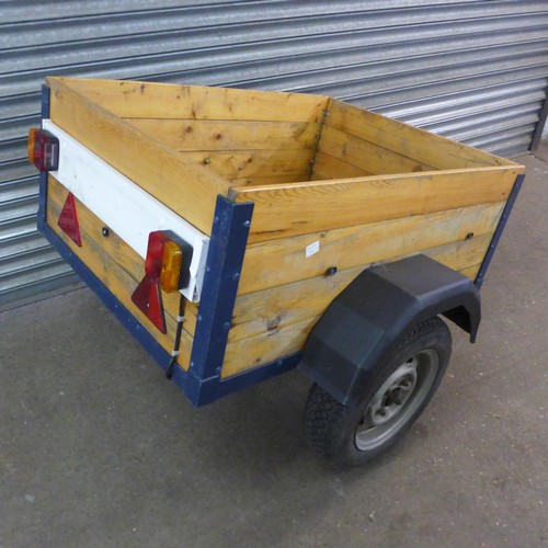 2323 - A metal frame and wooden board camping trailer (121cm x 90 cm x 50cm) with cover and trailer board w... 