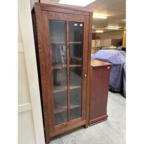 1506 - An oak effect glazed single door display cabinet