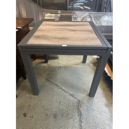 1538 - A wood effect extending dining table