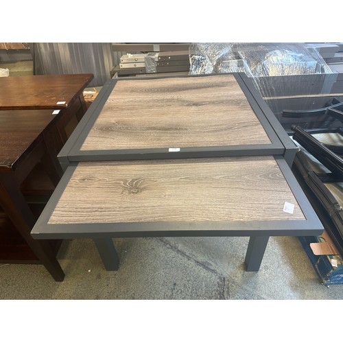 1538 - A wood effect extending dining table