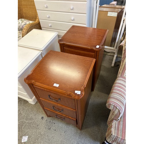 1512 - A pair of three drawer bedside chests