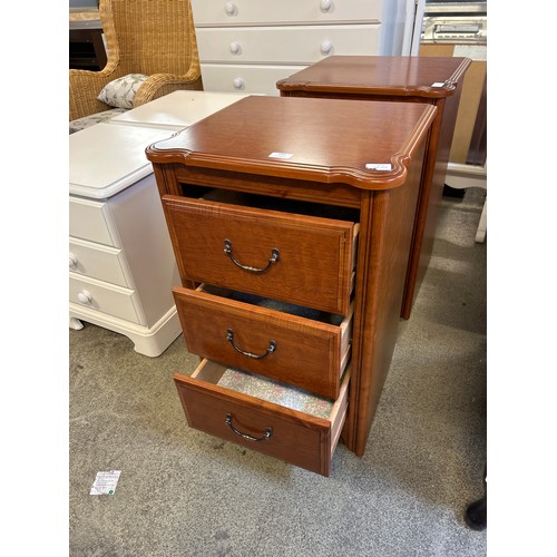 1512 - A pair of three drawer bedside chests