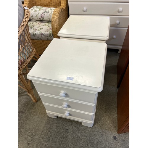 1515 - A pair of white painted three drawer bedside chests