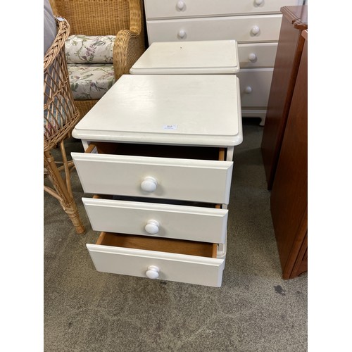 1515 - A pair of white painted three drawer bedside chests