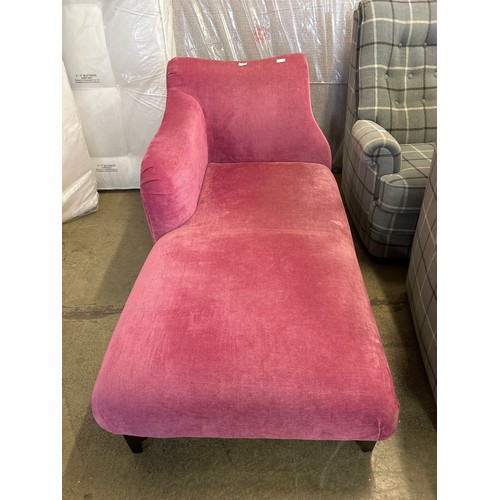 1453 - A large pink upholstered chaise longue