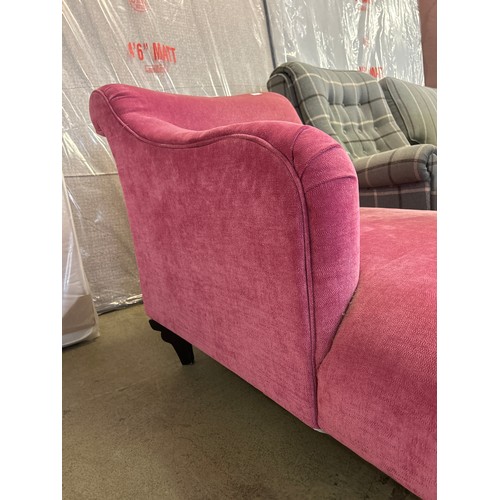 1453 - A large pink upholstered chaise longue