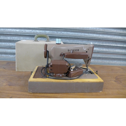 2431 - A vintage Singer CAT BZK 60-12 230v 75w electric sewing machine