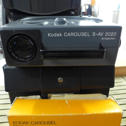 2240 - A cased Kodak carousel S-AV 2020 projector and a Kodak carousel diamagazin slide tray