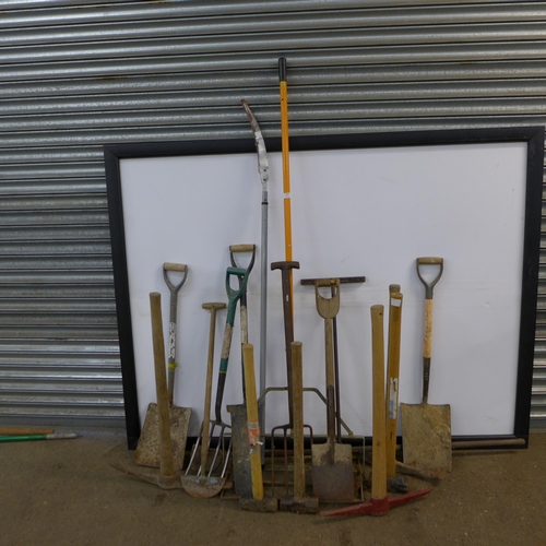 2294 - A quantity of garden tools including hammers, a pick axe, shovels, a spirit level, a pitch fork, etc... 