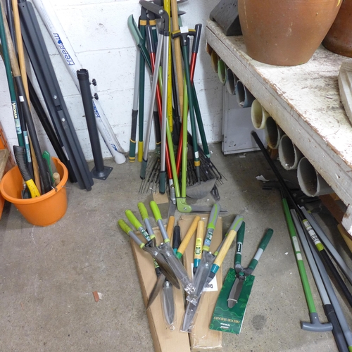 2339 - Approximately 20 assorted gardening tools