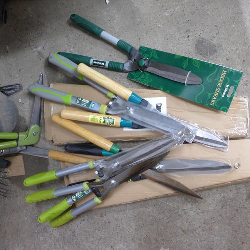 2339 - Approximately 20 assorted gardening tools