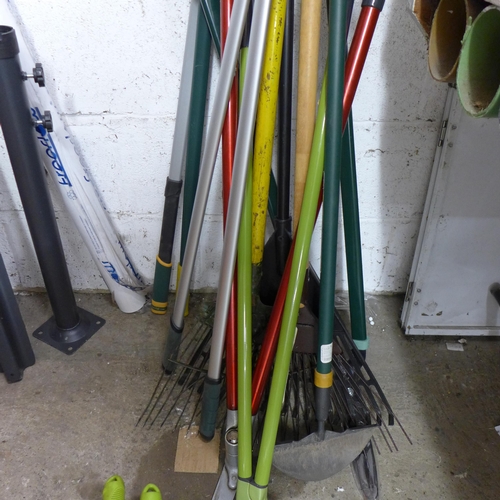 2339 - Approximately 20 assorted gardening tools