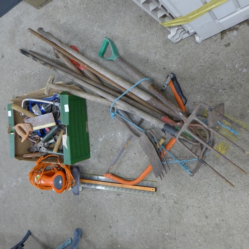 2346 - A quantity of hand tools and 10 large garden tools including a Flymo Easicut 450 hedge trimmer in bo... 