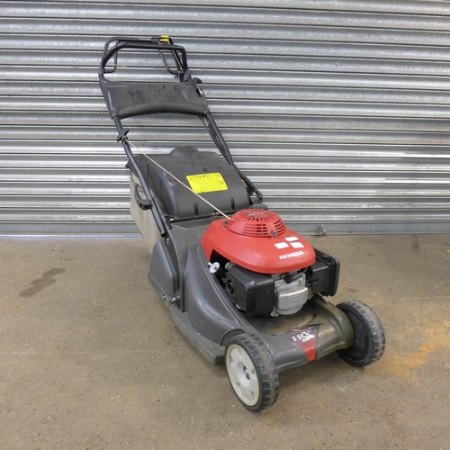 2370 - A Honda HRX 426 self propelled petrol driven lawn mower with a Honda Easy Start High Performance fou... 