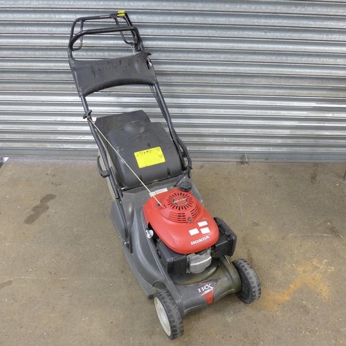 2370 - A Honda HRX 426 self propelled petrol driven lawn mower with a Honda Easy Start High Performance fou... 