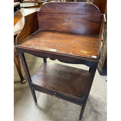 133 - A George III mahogany single drawer washstand