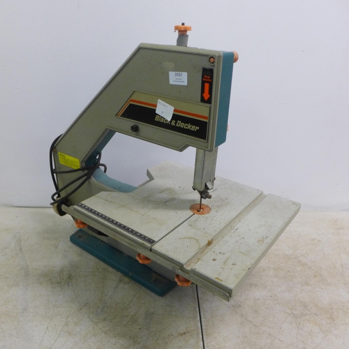 2032 - A Black and Decker SIG6 DN330-H3 100mm 240v 300w bench band saw