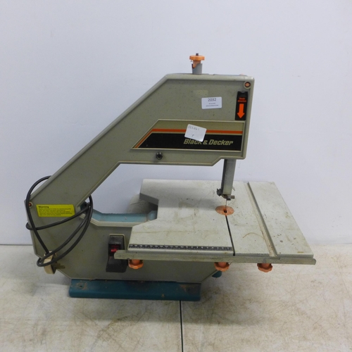 2032 - A Black and Decker SIG6 DN330-H3 100mm 240v 300w bench band saw