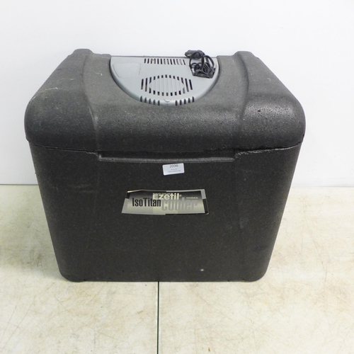 2036 - An EZetil IsoTitan cooler E40 electric cool box 12v