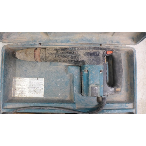 2068 - A Makita PAB-GF30 110v breaker drill with an assortment of breaker drill bits