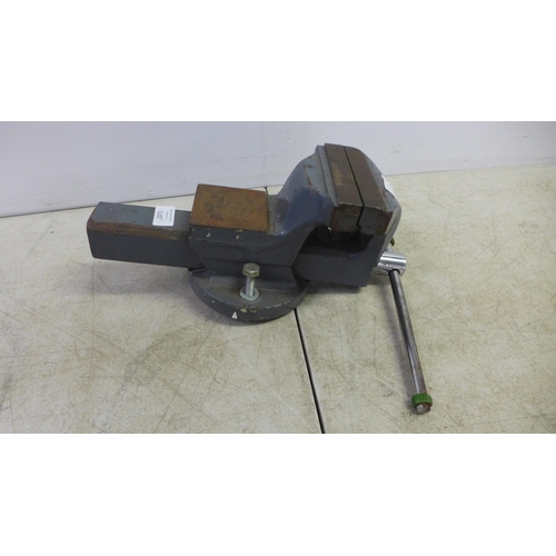 2071 - A Luna 5” bench vice