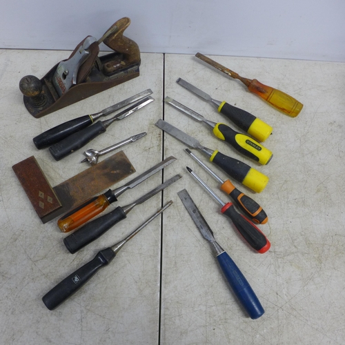 2076 - A box of assorted tools including a Record No. 4½ wood plane, chisels, a screwdriver and set square ... 