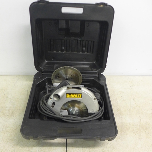 2080 - A DeWalt DW62 240v circular saw with spare blade