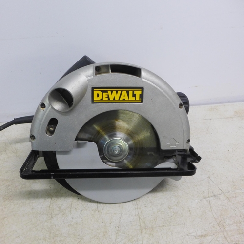 2080 - A DeWalt DW62 240v circular saw with spare blade